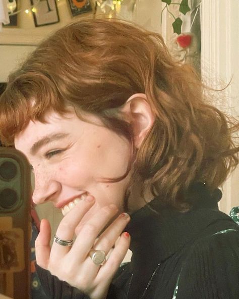 Bilinda Butcher 90s, Cottagecore Hair Color, Strangervinyl Instagram, Ginger Hair Medium Length, Annalise Aesthetic, Short Up Do Hairstyles, Red Head Bob, Copper Hair Bangs, Microbangs Curly Hair