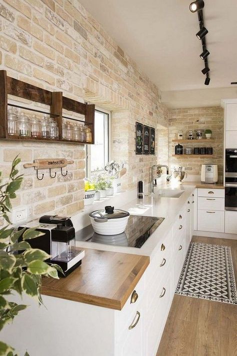 Kitchen Appliances Ovens & Cooktops, Rustic Tiles Kitchen, Kitchen Ideas Tiles, Farm Kitchen Design, Cottage Kitchen Tiles, Kitchen Minimalist, Window Garden, Brown Cabinets, Kitchen Backsplashes