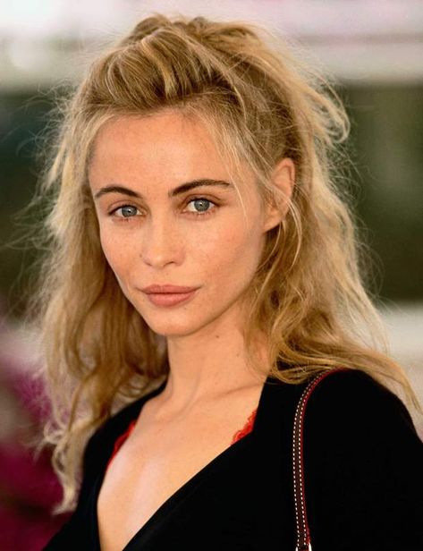 L'astuce coup de jeune d'Emmanuelle BéartAprès avoir retrouvé un temps son brun naturel, à la quarantaine, l'actrice est revenue à son premier amour : le blond. Mais elle a cette fois préféré au doux miel caramélisé de Manon des Sources, un blond polaire. Glamour World, French Women Style, French Beauty, French Films, French Actress, Great Hair, Vintage Beauty, Woman Face, Celebrity Weddings