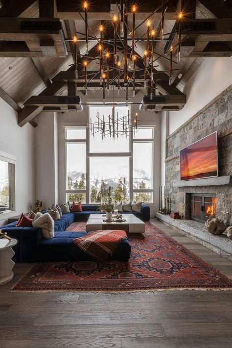 This modern mountain home at the Yellowstone Club in Big Sky, Montana, designed by Heather... Mountain Modern Living Room, Rustic Living Rooms, Mountain Living Room, Mountain Home Interiors, Modern Rustic Living Room, Modern Mountain Home, Mountain Living, Modern Mountain, Mountain Modern