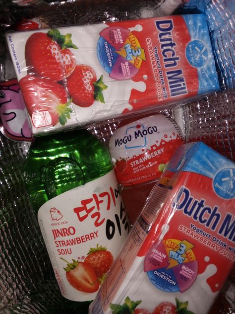 Soju mix with strawberries flavor Soju Flavors, Soju Mixed Drinks, Korean Meals, Filipino Snacks, Strawberry Juice, Help Digestion, Juice Plus, Body Support, Soju