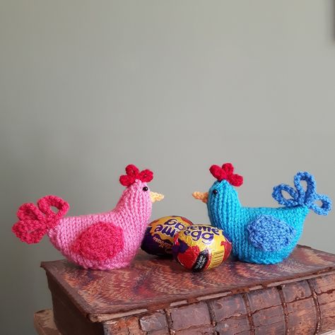 Easter chickens knitting pattern by Nicky Fijalkowska Knit Decorations, Knitted Birds, Knitted Easter Crafts, Easter Knits, Knitting Ornaments, Easter Chickens, Easter Knitting, Knitted Blanket Squares, Small Knitting Projects