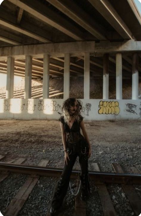 Moody Grunge Photoshoot, Outdoor Edgy Photoshoot, Emo Aesthetic Photoshoot, Grunge Fall Photoshoot, Senior Pictures Outfits Grunge, Outdoor Grunge Photoshoot, Grunge City Photoshoot, Edgy Picture Ideas, Grunge Photo Poses