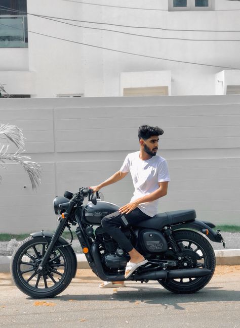 Men Bike Poses Photography, Royal Enfield Photoshoot Men, Bike Poses Men Photo Shoot, Bullet Poses For Men, Bike Photo Pose, Bike Poses For Boys, Bike Poses Men, Pose With Bike, Java Bike