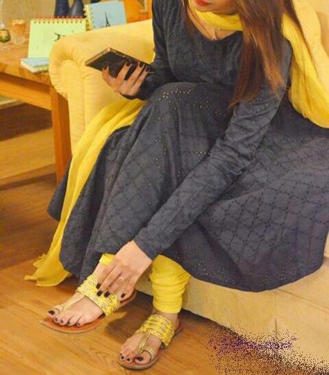 Fb Pic, Fitness Wallpaper, Churidar Designs, Indian Designer Suits, Salwar Dress, Boutique Suits, Salwar Designs, Pakistani Dresses Casual, Salwar Kamiz