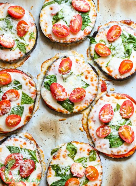 If I ever buy eggplant again, it will be to make this pizza! from @eatgood4life Eggplant Pizza, Sommer Mad, Eggplant Pizzas, God Mat, Eggplant Recipes, Idee Pasto Sano, I Love Food, Veggie Recipes, Food For Thought