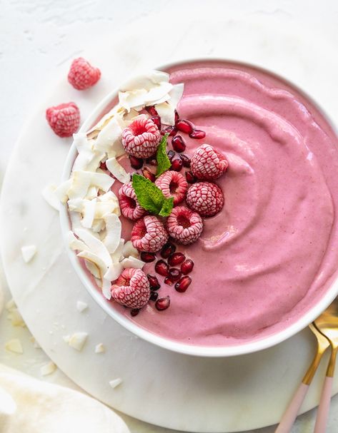 KETO RECIPE: Strawberry-Raspberry Smoothie Bowl — Keto In The City Strawberry Acai Bowl Recipe, Low Carb Smoothie Bowl, Healthy Drink Recipes Smoothies, Smoothies Bowl, Perfect Smoothie Bowl, Healthy Protein Desserts, Raspberry Smoothie Bowl, Smoothie Recipies, Strawberry Smoothie Bowl