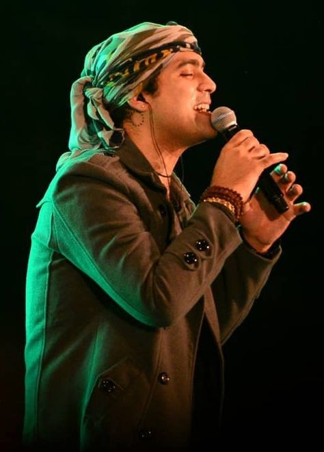 Jubin Nautiyal Bollywood singer and musician Love Images With Name, Jubin Nautiyal, Best Music Artists, Romantic Couple Poses, Blur Background Photography, Best Profile Pictures, Blur Background, My Prince Charming