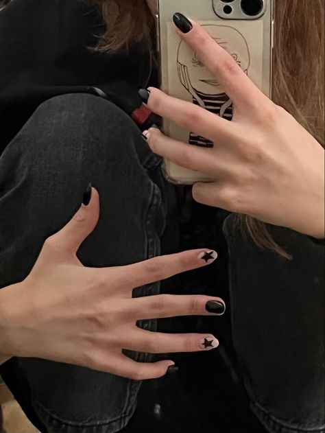 Rockstar Girlfriend Nails, Soft Grunge Nails, Nails Hombres, Simple Prom Nails, Short Nail Manicure, Natural Nail Designs, Band Nails, Punk Nails, Grunge Nails