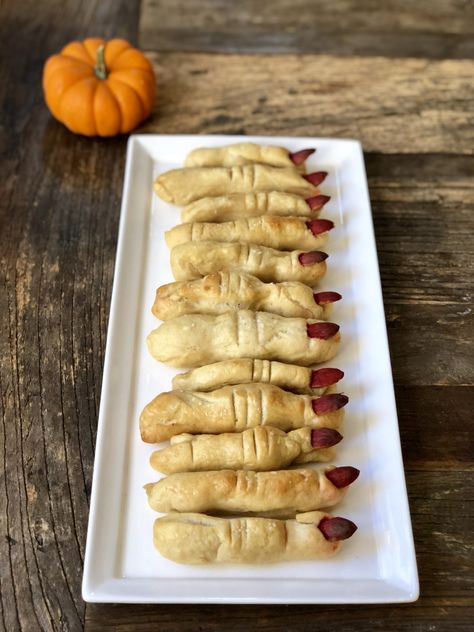 Finger Pretzels, Soft Pretzels Easy, Witch Fingers, Witch Finger Cookies, Halloween Pretzels, Boo Bash, Pretzel Dough, Halloween Party Appetizers, Chewy Bread