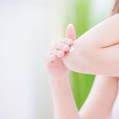 woman applying elbow cream Rough Elbows How To Get Rid Of, Dry Elbows How To Get Rid Of, Dry Elbows, Dark Elbows, Baby Feeding Schedule, Facial Exercises, Peeling Skin, Workout Pictures, Black Knees