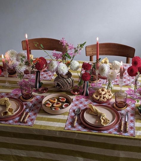 Party Aesthetic Table, Simple Tablescapes, 70s Dinner Party, Dinner Table Set Up, Dinner Party Tablescapes, Dinner Party Settings, Tablescape Design, Recipe Menu, Aesthetic Table