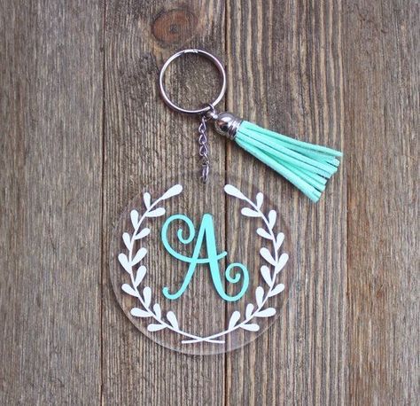 Clear Keychain, Tassel Diy, Keychain Making, Cricut Explore Projects, Idee Cricut, How To Make Tassels, Keychain Craft, Name Keychain, Monogram Keychain