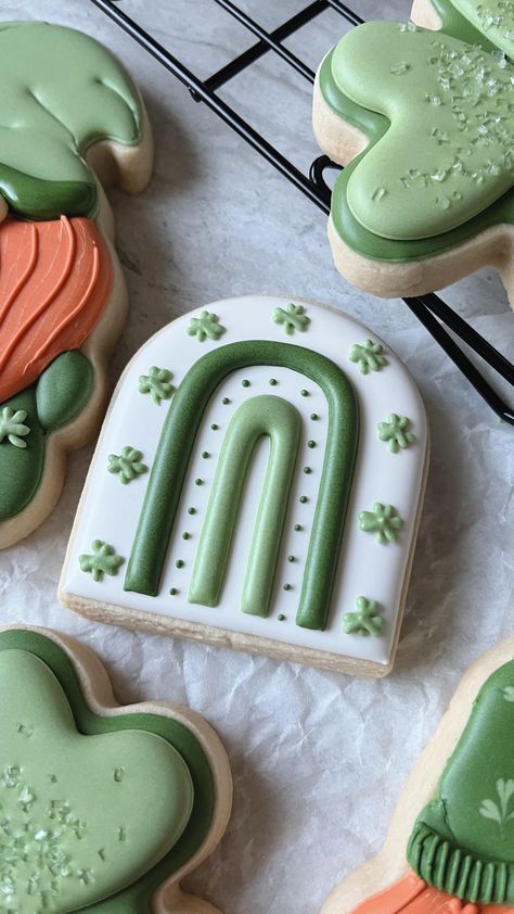 St Patrick's Day Cookies Decorated, St Patricks Cookies, St Patricks Day Cookies, Treat Maker, Royal Icing Decorated Cookies, Shamrock Cookies, No Bake Sugar Cookies, St Patrick's Day Cookies, Summer Cupcakes