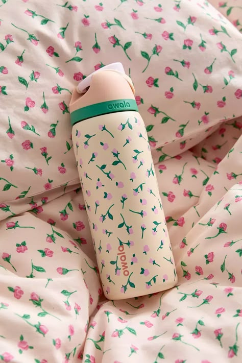 32oz Water Bottle, Trendy Water Bottles, Vacuum Insulated Water Bottle, Cute Water Bottles, Cute Cups, Birthday Wishlist, Pusheen, Insulated Water Bottle, Birthday Gift Ideas