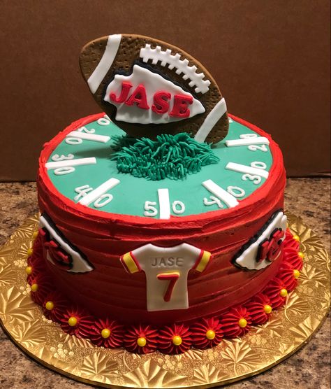 Football Birthday Snacks, Kc Chiefs Cake Ideas, Kansas City Chiefs Birthday Cake, Kc Chiefs Cake, Chiefs Birthday Cake, Kansas City Chiefs Cake, 49ers Cake, Football Helmet Cake, Football Birthday Cake