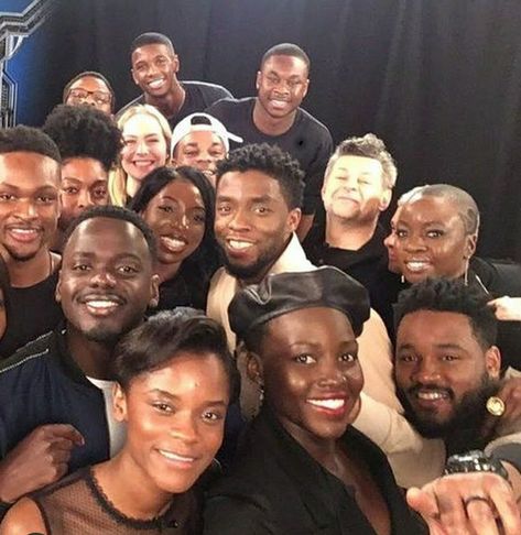 Black Panther Cast, Film Black Panther, African Aesthetic, Daniel Kaluuya, Black Panther King, Group Selfie, Black Panther Chadwick Boseman, Black Panther 2018, Black King And Queen