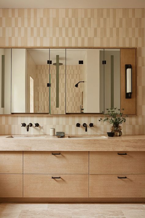 Calm Bathroom, Workshop Apd, Venetian Plaster Walls, Modern Luxury Bathroom, Modern Style Bathroom, Townhouse Designs, Bathroom Suite, Bathroom Trends, Wood Vanity