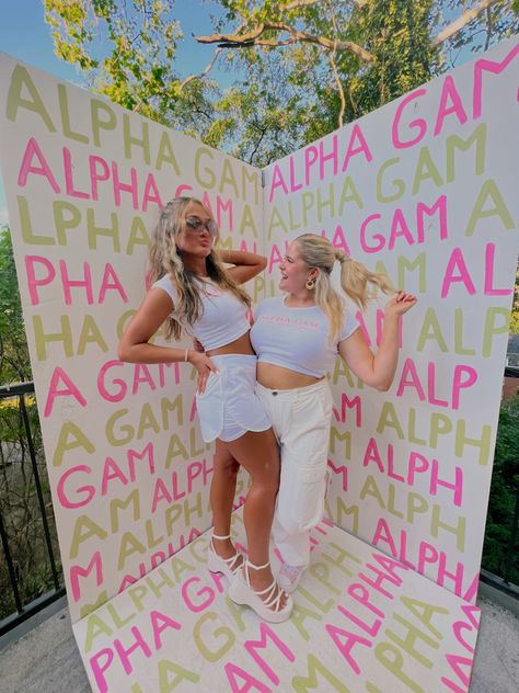 Bid Day Banner Ideas, Sorority Bid Day Decorations, Creative Bid Day Themes, Sorority Photo Backdrop, Sorority Rush Decorations, Sorority Formal Decor, Sorority Recruitment Rooms, Bid Day 2023, Floral Bid Day