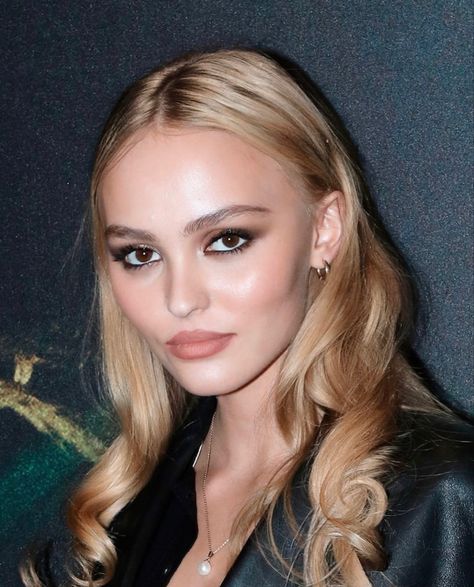 Ariana Dumbledore, Rose Depp Makeup, Lily Rose Depp Makeup, Makeup Blue Eyes, Lily Depp, Fair Skin Makeup, Rose Makeup, Face Art Makeup, Red Lip Makeup