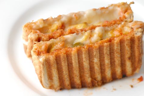 Using a panini press is one of the fastest and easiest methods for creating the perfect grilled cheese sandwich. Grilled Cheese Panini, Grilled Cheese Waffles, Flatbread Sandwiches, Buffalo Chicken Grilled Cheese, Cheese Panini, Grilled Paneer, Perfect Grilled Cheese, Making Grilled Cheese, Paneer Cheese