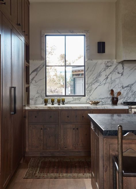 Kitchen White Marble, Dark Wood Kitchen, Dark Wood Kitchens, Kitchen White, Kitchen Marble, Wooden Kitchen, Wood Kitchen, Marble Top, White Kitchen