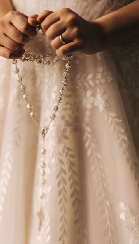 Catolico Aesthetic, Catholic Wedding Aesthetic, Catholic Wedding Photography, Catholic Lifestyle, Catholic Wedding Dresses, Jesus Wedding, Catholic Marriage, Catholic Aesthetic, Catholic Wedding Ceremony