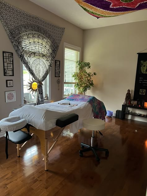 Reiki Decor Ideas, Hypnotherapy Room Ideas, Bohemian Massage Room Ideas, Message Therapy Room Ideas, Spa Studio Decor, Reiki Office Ideas, Reiki Healing Room Ideas, Holistic Therapy Room Ideas, Massage Table Set Up