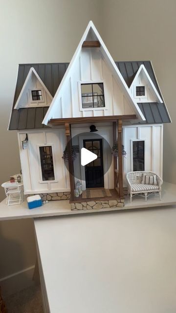 Carleas Fleck on Instagram: "Happy to have the Etsy shop open again! It’s been a super busy first week back. Loving the bright walls, loads of light and everything in one space. It is so efficient.  #shopsmallbusiness #mini #ilovemini #etsy  #farmhousefinishes #dollhouse #dollhouseminiatures #12scale #dollhousefarmhouse #minihome #dollhouseproject #dailymini #greenleafdollhouse #miniaturist #miniatureinteriors #instamini #miniaturedesign #dollhousestuff #dollhousesofinstagram #etsyshop #dollhousedecorating #handmade #miniaturehouse #dollhousehobby #miniature #farmhousestyle #dollhouserenovations #112scale #farmhousefanatics #minihouse" Dollhouse Roofing Ideas, Dollhouse Exterior Ideas, Market Cart, Clay Leaves, Dollhouse Decorating, Fall Market, Dollhouse Design, Dollhouse Lighting, Fall Colours