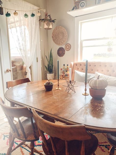 Eclectic Kitchen Bohemian, 1950s Farmhouse, Boho Farmhouse Kitchen, Eclectic Decor Bohemian, Bohemian Dining Room, Boho Dining Room, Eclectic Dining Room, Retro Cabinet, Eclectic Farmhouse