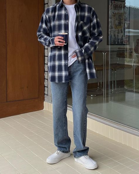 Blue Flannel Outfits Men, Fashion Cowo, Blue Flannel Outfits, Jeans And Flannel Outfit, Blue Flannel Outfit, Outfit Cowo, Flannel Outfits Men, Short Hair Outfits, Flannel Outfit