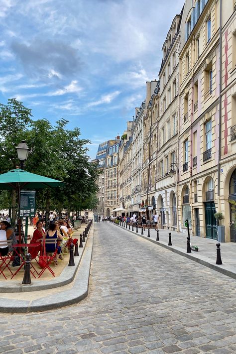 Summer nights in Place Dauphine are one of my favorite things about this season in Paris. The café terrasses extending into the square make it extra lively! #PlaceDauphine #Paris #ParisSquare #ParisRestaurant #ParisStreet #ParisCafe #ParisSummer #SummerNights #OldParis Place Dauphine Paris, Paris Cafe Aesthetic, France In Summer, Paris Street Cafe, Place Dauphine, Paris In Summer, Cafe Street, Paris In The Summer, Paris Lifestyle