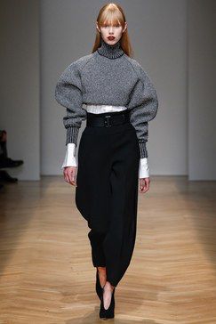 See the complete Aquilano.Rimondi Fall 2017 Ready-to-Wear collection. Aquilano Rimondi, Knitwear Trends, 2021 Fashion, Knitwear Fashion, Outfit Trends, British Vogue, 가을 패션, Fall 2017, Knit Fashion