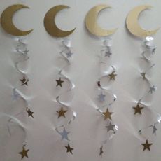 Eid decoration Homemade Eid Decorations, Ramadan Decorations With Paper, Eid Hanging Decorations, Ramdan Decore Ideas Diy, Ramdan Decore Ideas For School, Ramadan Craft, Holiday Party Activities, Decoraciones Ramadan, Ramadan Party