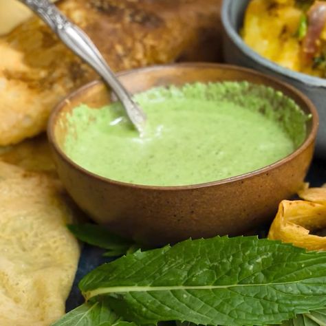 Yoghurt Sauce Recipe, Yoghurt Sauce, Indian Green Sauce, Green Yogurt Sauce, Mint Sauce Indian, Indian Yoghurt Sauce, Indian Mint Sauce Recipe, Mint Yogurt Sauce Indian, Coriander Yogurt Sauce