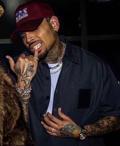 Chris Brown Aesthetic 11:11, Chris Brown Tattoo Ideas, Breezy Chris Brown Wallpaper, Chris Brown Photoshoot Pictures, Chris Brown Wallpaper Aesthetic, Chris Brown Pfp, Chris Brown 2023, Chris Brown Aesthetic Wallpaper Iphone, Chris Brown Aesthetic