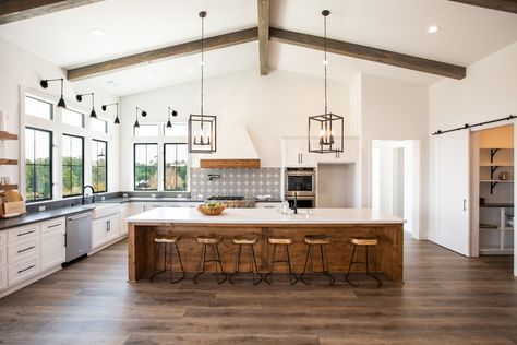 Open Kitchen Big Island, Barndominium Kitchen High Ceiling, Home Decor Ideas Vaulted Ceiling, Big Island Kitchen Open Floor, High Vaulted Ceiling Kitchen, Huge Island With Seating, Large Kitchen With Island Open Concept, Large Kitchens With Islands Open Concept, Lofted Kitchen Ceiling