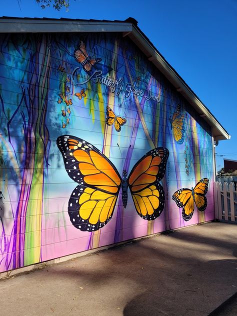 Outside Mural, Mural Garden, Creative Wall Painting, Wall Painting Techniques, School Wall Art, School Murals, Wall Painting Decor, Butterfly Dragonfly, Painting Decor