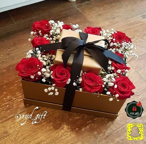 Flower Box Gift For Men, Homemade Valentines Gift, Wedding Gift Pack, Creative Wedding Gifts, Bridal Gift Wrapping Ideas, Personalised Gifts Diy, Valentines Gift Box, Gift Box For Men, Wedding Gifts Packaging