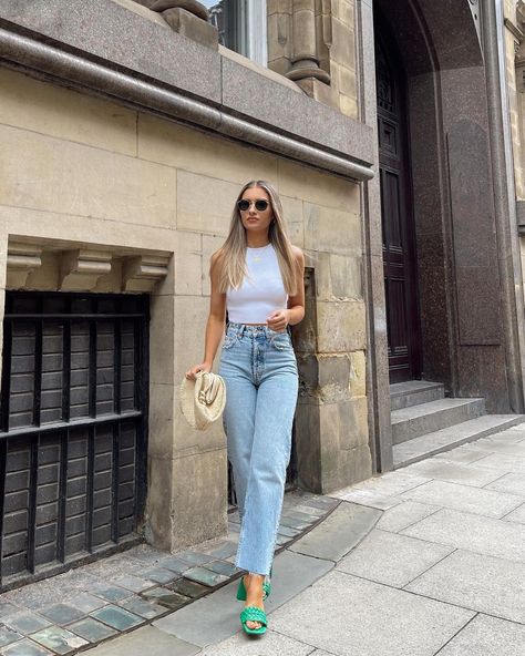 Lily Clark on Instagram: “Not over these heels!!! So obsessed 🤩 full outfit is @zara, refs below 💚 Top - 3519/230 Jeans - 4365/034 Shoes - 1334/810 Bag -…” Jeans Blouse Outfit, Jeans And Crop Top Outfit, Lily Clark, Summer Blouse Outfit, High Waisted Jeans Outfit, Straight Leg Jeans Outfits, Legs Outfit, Look Jean, Dress Up Jeans