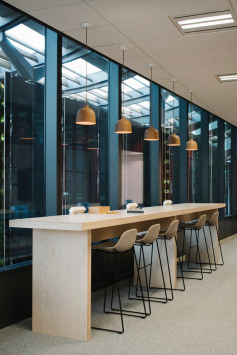 Office Dining Area Design, Office Bar Ideas, Technology Office Design, Long Bar Table, Office Dining Area, Corporate Lobby, Office Inspiration Workspaces, Office Cafeteria, Flexible Furniture