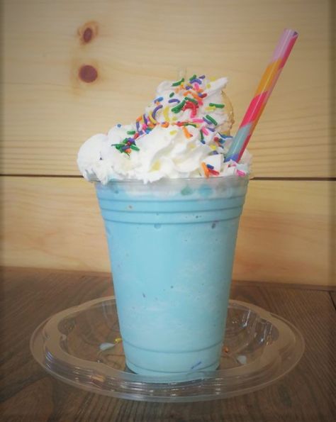 Blue Slushie Aesthetic, Blue Milkshake, Cookie Monster Milkshake, Blue Cookie Monster Ice Cream, Alcholic Drink Aesthetic Blue, Soda Floats, Starbucks Drinks Diy, Pretty Desserts, Dream Food