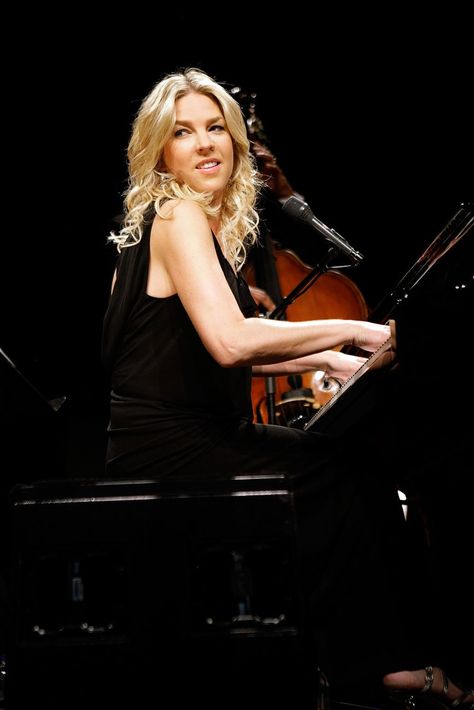 Jazz Pianist, Diana Krall, Piano Bar, Kristen Wiig, Elvis Costello, Jazz Artists, Female Musicians, Glad Rags, Jazz Musicians