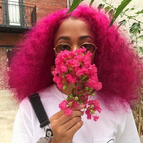 A M A R A C H I on Instagram: “Pink hair don’t care 😍💕” Pink Natural Hair, Loose Wave Hair, Raw Indian Hair, Curly Hair Photos, Loose Waves Hair, Dyed Natural Hair, Pelo Afro, Brazilian Hair Weave, Wave Hair