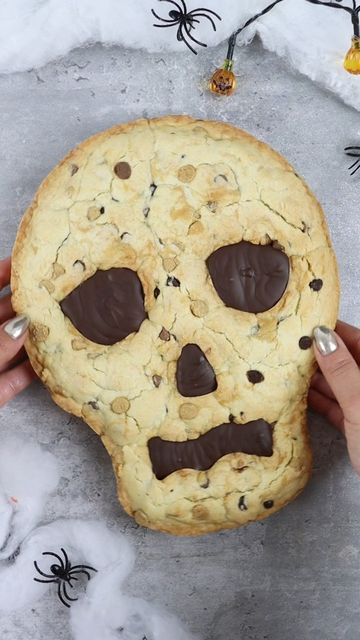 Liz Nicolaou on Instagram: "Triple Chip Smores Cookie Skull 💀 How to: Spray skull tin with cake release and add cookie dough. Bake at 325/160C fan for 25 minutes until lightly golden. Cool and release from tin. Spoon dark chocolate into the base of the eyes, nose and mouth. Once set, pipe marshmallow fluff and top with more chocolate to seal. Enjoy! @wiltoncakes skull tin and cake release spray now linked in my amazon storefront in linktree bio 😊 #cookiedough #smores #skull #halloweenbaking Wilton Skull Cake Pan Ideas, Cursed Cookies, Skull Cake Pan, Cake Release, Smores Cookie, Skull Cookie, Chocolate Smores, Skull Cookies, Skull Cake