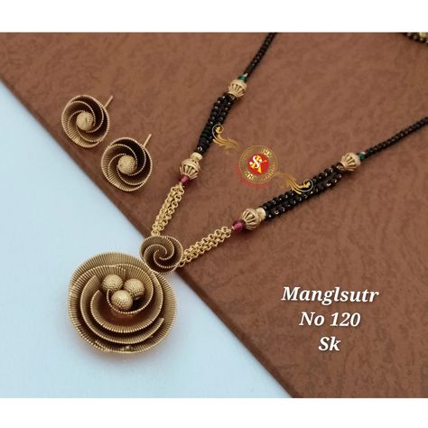 Couple Photopose, Beats Jewellery, Mangalsutra Pendant, Black Beats, Black Pendant Necklace, Jewel Design, Delicate Gold Jewelry, Mangalsutra Design, Gold Bangles For Women