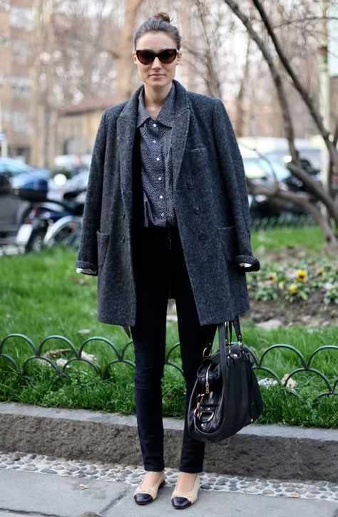 KENYAS STYLE GIORGIA TORDINI STREET STYLE COAT OVER SHOULDER PRINT TOP BUTTON UP BLOUSE CLASSIC SIMPLE BLACK SKINNY LEGS CAT EYE SUNGLASSES Outfits With Flats, Giorgia Tordini, Masculine Fashion, Garance Dore, Style Casual Chic, Black Cap, Menswear Inspired, Fashion Mode, Street Chic