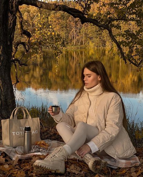 Winter Picnic, Picnic Style, Ootd Winter, Tout Est Possible, Fall Inspo, Fall Photoshoot, Instagram Pose, Creative Instagram Stories, Instagram Photo Inspiration