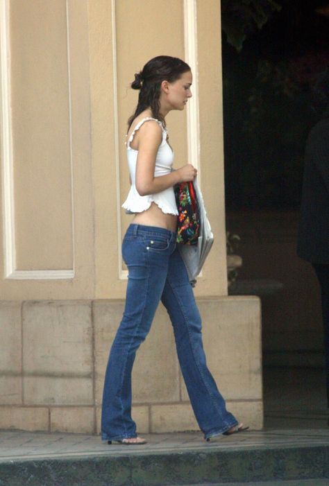 natalie portman Natalie Portman Paparazzi, Natalie Portman Outfits, 2000s Outfits, Natalie Portman, Models Off Duty, 2000s Fashion, Fashion Killa, The Professional, Fashion Inspo Outfits