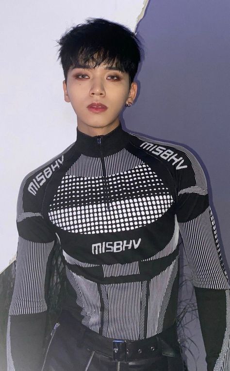 Kpop Misbhv, Misbhv Outfit Kpop, Misbhv Outfit Men, Misbhv Outfit, Futuristic Fashion Men, Kpop Fashion Men, Gender Fluid Fashion, Badass Style, Rave Outfit